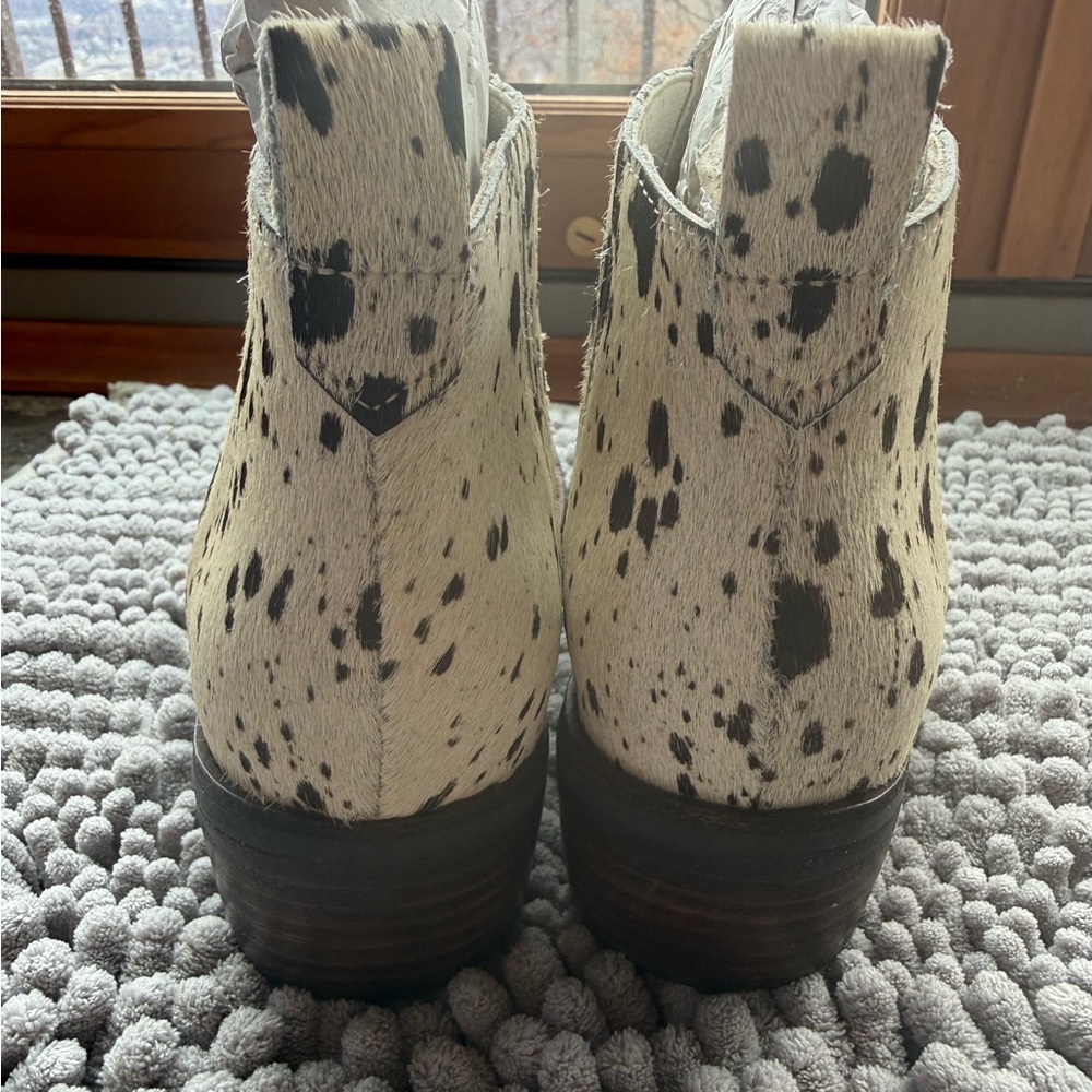 Matisse NWOT calf fur, white and dark brown. Made in Brazil 9M. In box. - Picture 6 of 15